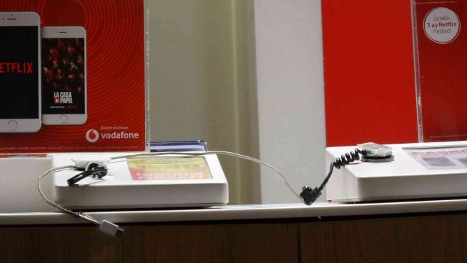 Taşla camı kırıp, 14 saniyede 100 bin TL değerinde 7 cep telefonu çaldı