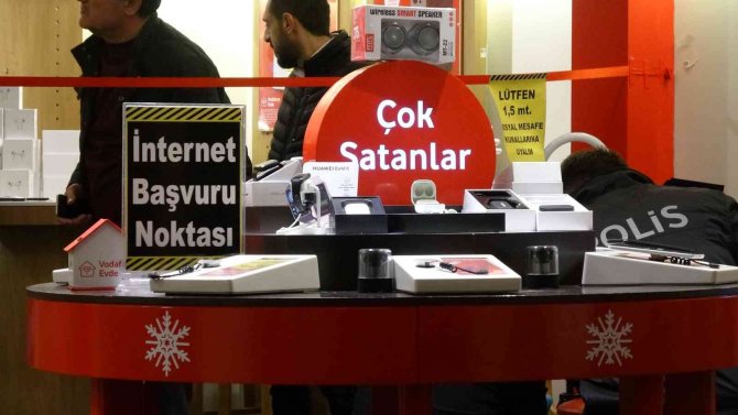 Taşla camı kırıp, 14 saniyede 100 bin TL değerinde 7 cep telefonu çaldı