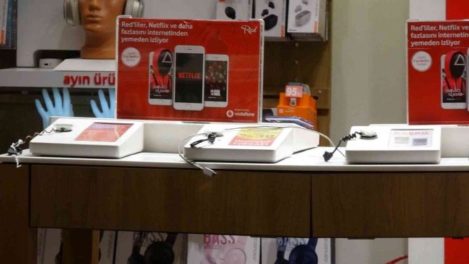 Taşla camı kırıp, 14 saniyede 100 bin TL değerinde 7 cep telefonu çaldı