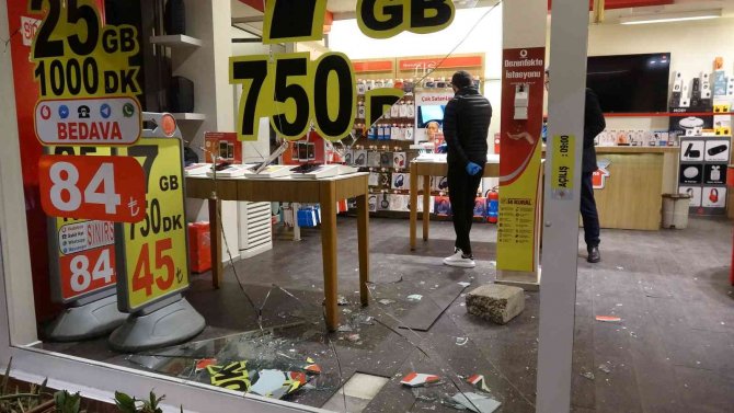 Taşla camı kırıp, 14 saniyede 100 bin TL değerinde 7 cep telefonu çaldı