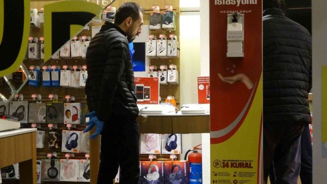 Taşla camı kırıp, 14 saniyede 100 bin TL değerinde 7 cep telefonu çaldı