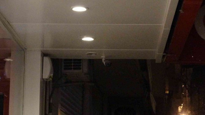 Taşla camı kırıp, 14 saniyede 100 bin TL değerinde 7 cep telefonu çaldı