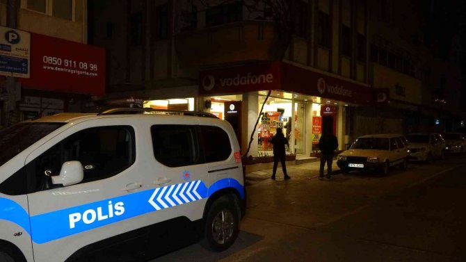 Taşla camı kırıp, 14 saniyede 100 bin TL değerinde 7 cep telefonu çaldı