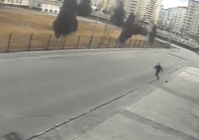 Yaşlı kadının cüzdanını alarak böyle kaçtı