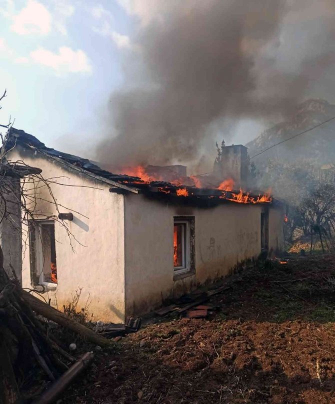 Dalaman’da ev yangını