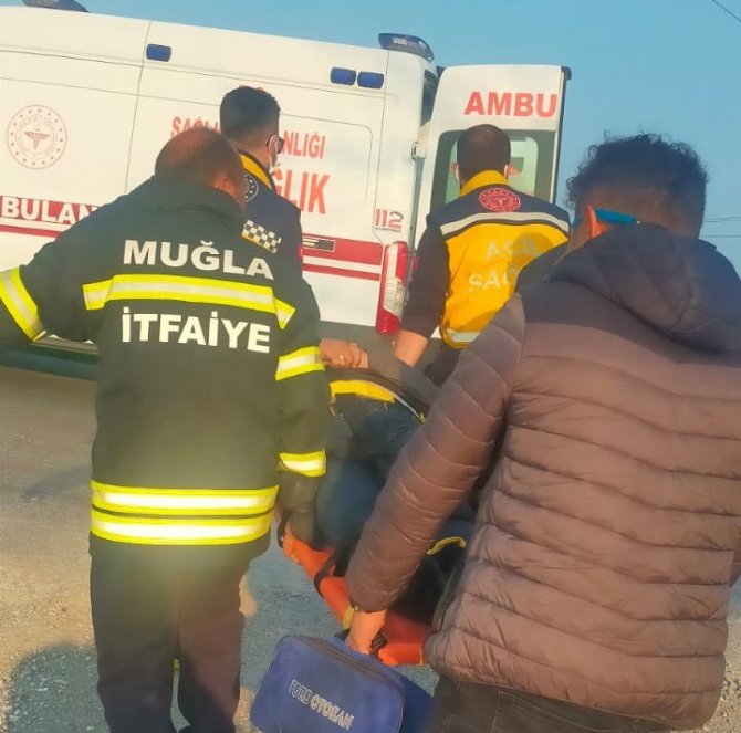 Demirlere çarpıp su kanalına düşen motosikletin sürücüsü yaralandı