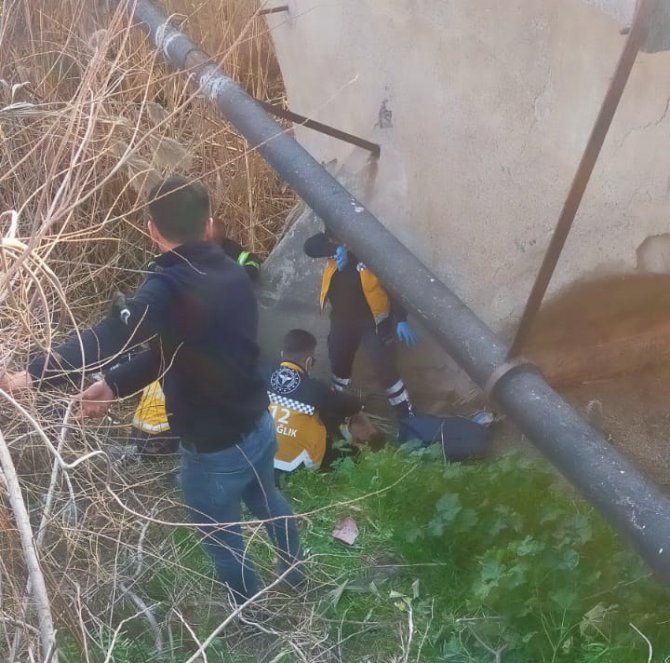 Demirlere çarpıp su kanalına düşen motosikletin sürücüsü yaralandı