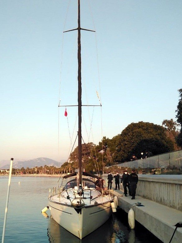 15 metrelik yelkenli tekneden 111 düzensiz göçmen çıktı