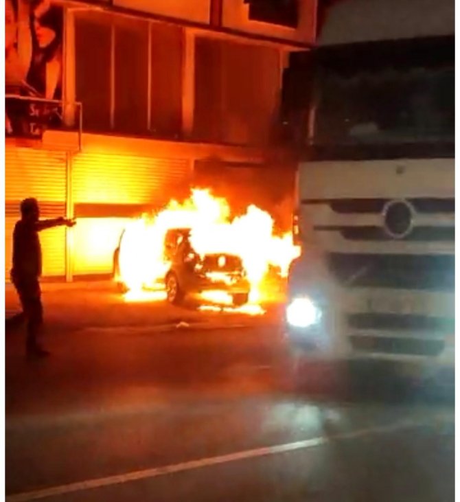 Park halindeki otomobil alev topuna döndü!