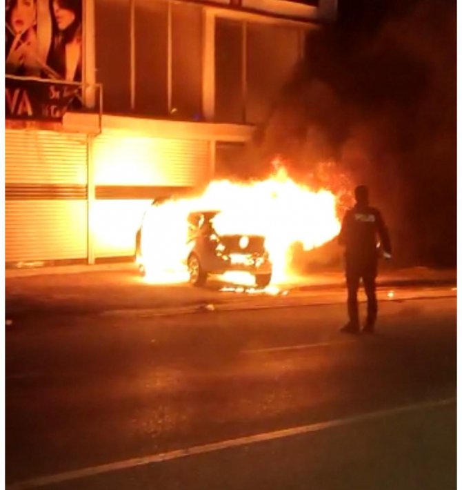 Park halindeki otomobil alev topuna döndü!