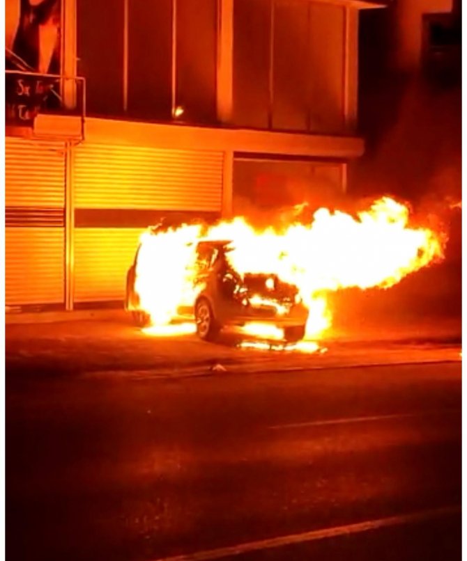 Park halindeki otomobil alev topuna döndü!