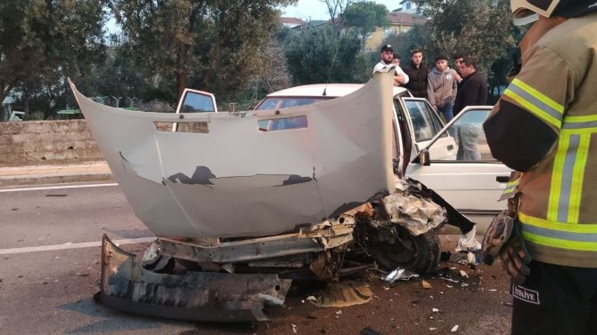 Traktör ile otomobil kafa kafaya çarpıştı: 2 yaralı