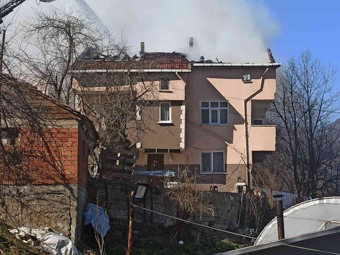 Çatı yangını korkuttu
