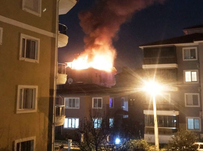 Çatı yangını söndürüldü