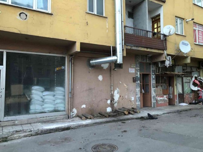 Evine boya için gelen arkadaşını ’taciz’ iddiasıyla öldürdü