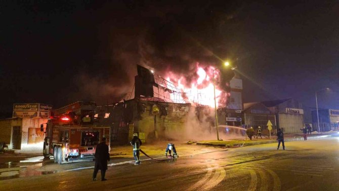 İş yeri alev alev yandı: Gürültüyle patlayan boya kutuları panik oluşturdu