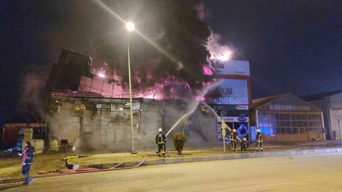 İş yeri alev alev yandı: Gürültüyle patlayan boya kutuları panik oluşturdu