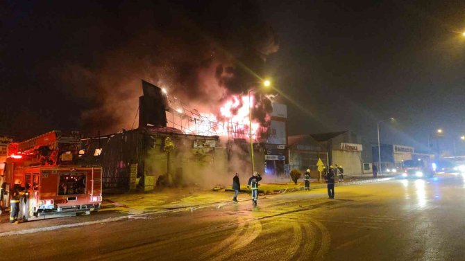 İş yeri alev alev yandı: Gürültüyle patlayan boya kutuları panik oluşturdu