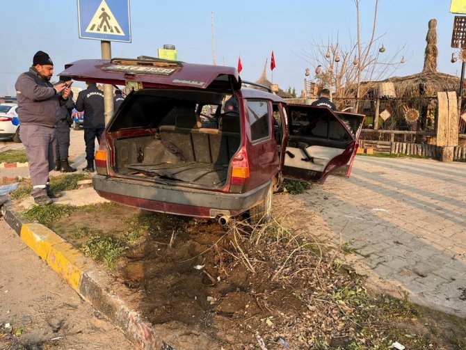 Otomobil tıra arkadan çarptı