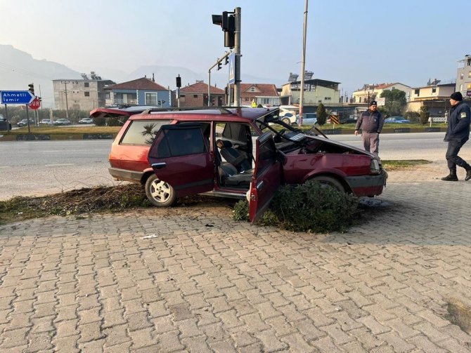 Otomobil tıra arkadan çarptı