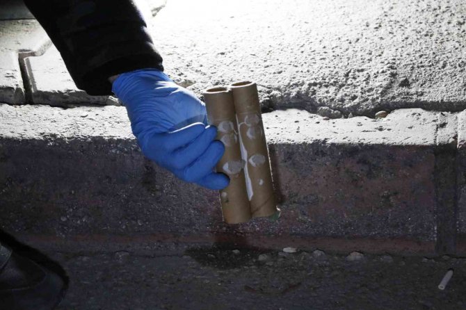 Otomobilin altında kar maskesi ile 3 adet EYP bulundu