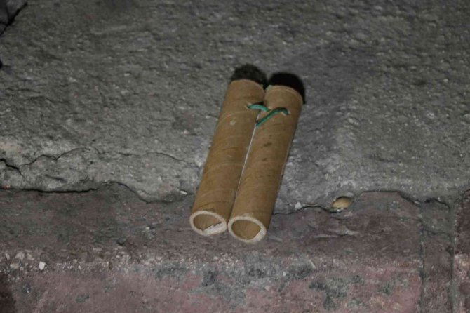 Otomobilin altında kar maskesi ile 3 adet EYP bulundu