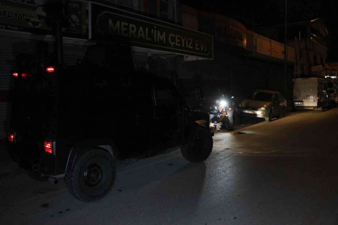 Otomobilin altında kar maskesi ile 3 adet EYP bulundu