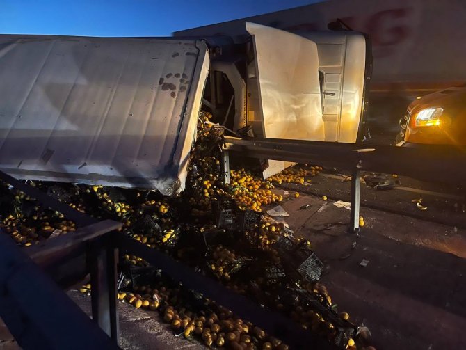 Portakal yüklü tır devrildi