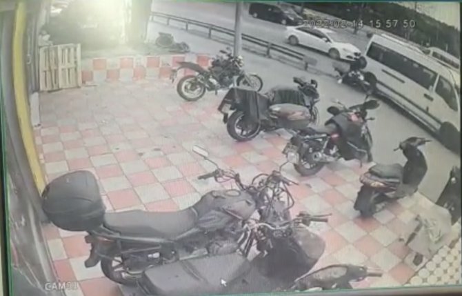 Şişli’de motosikletlinin ölümden döndüğü kaza kamerada