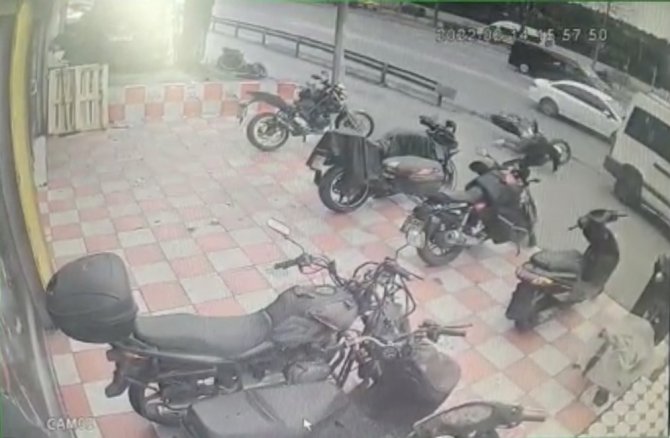 Şişli’de motosikletlinin ölümden döndüğü kaza kamerada