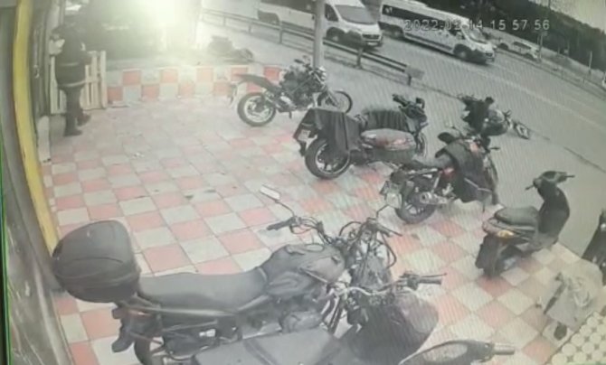 Şişli’de motosikletlinin ölümden döndüğü kaza kamerada