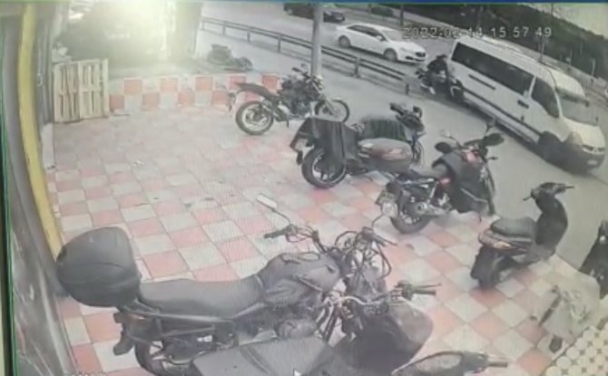 Şişli’de motosikletlinin ölümden döndüğü kaza kamerada