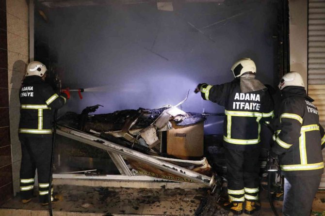 Adana’da pastane yangında kül oldu