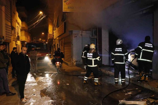 Adana’da pastane yangında kül oldu