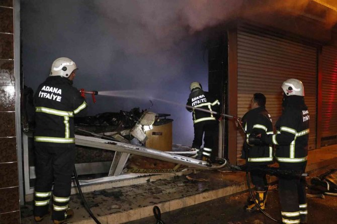 Adana’da pastane yangında kül oldu