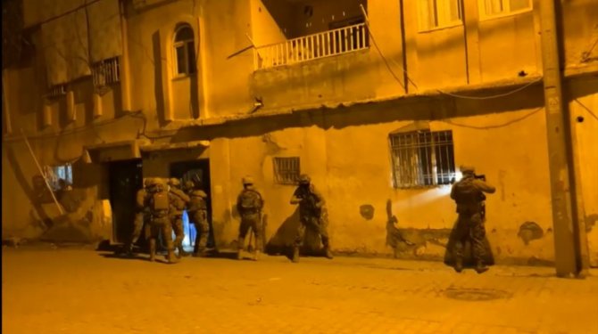 Hassas burunlu köpeklerle narkotik operasyonu