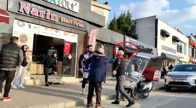 Motosikletli kuryeye testereyle saldıran taksi şoförünün sürücü belgesine el konuldu