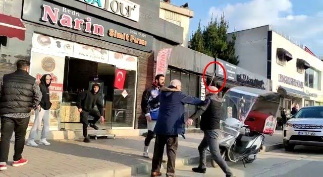Motosikletli kuryeye testereyle saldıran taksi şoförünün sürücü belgesine el konuldu