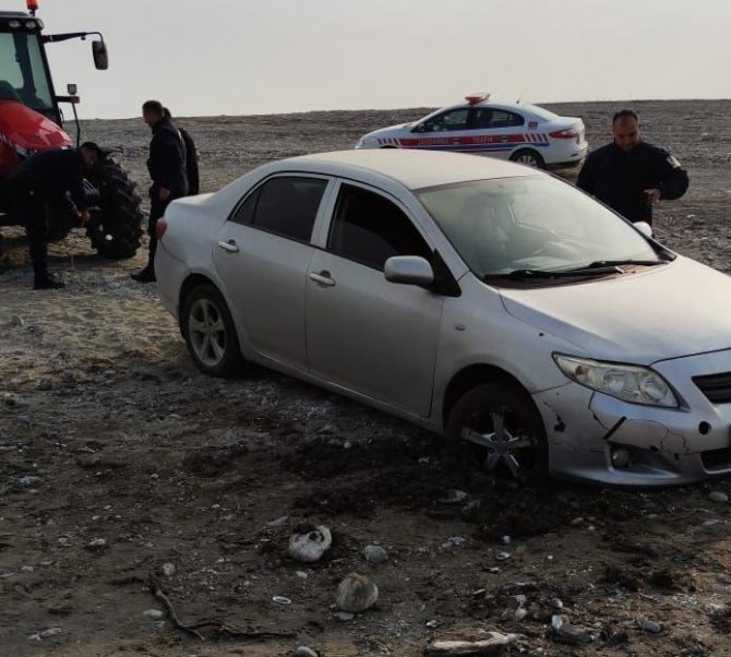 Otomobil İskele sahasında çamura saplandı