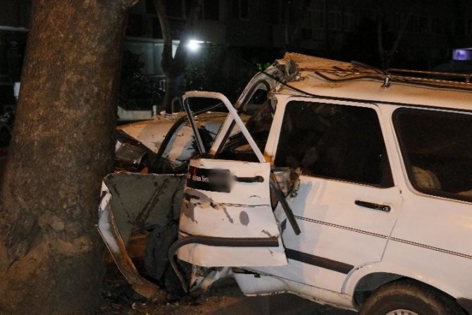 Refüjdeki ağaca çarpan otomobil sürücüsü ağır yaralandı