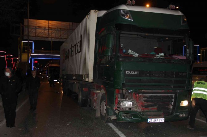 Tır ile otomobil çarpıştı, trafik felç oldu