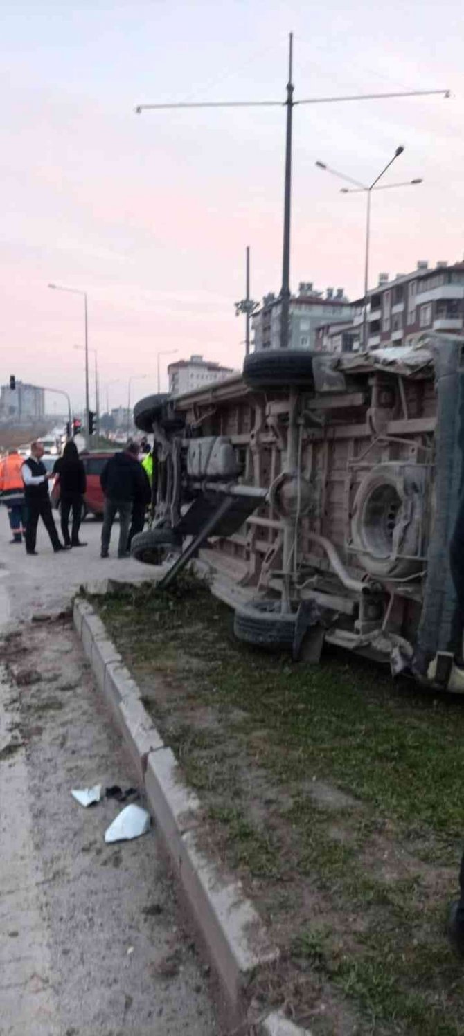 Yolcu otobüsü ile öğrenci servis çarpıştı