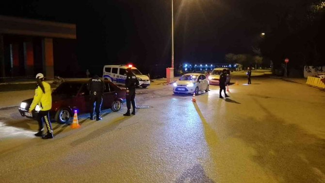 Araçları tek tek durdurup kontrol ettiler