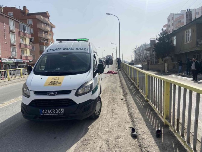 Hafif ticari aracın çarptığı yaşlı adam hayatını kaybetti