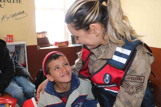 Jandarma köy okulunu tamir etti