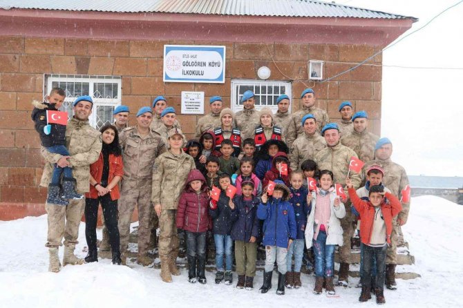 Jandarma köy okulunu tamir etti