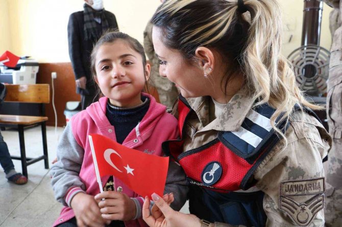 Jandarma köy okulunu tamir etti