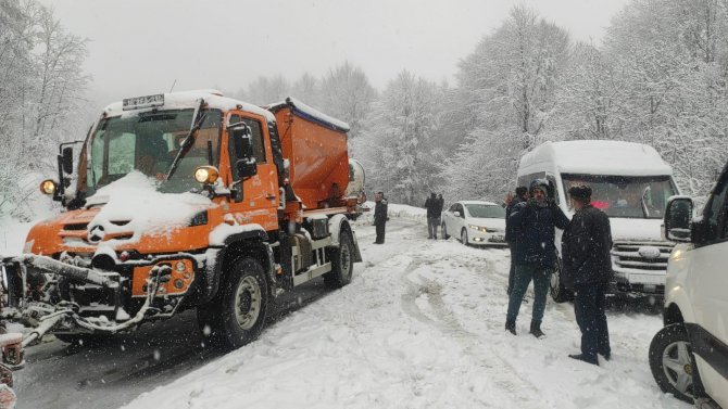 Kütahya Domaniç’te aniden bastıran kar trafiği felç etti