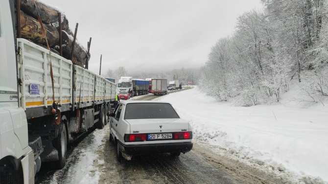 Kütahya Domaniç’te aniden bastıran kar trafiği felç etti