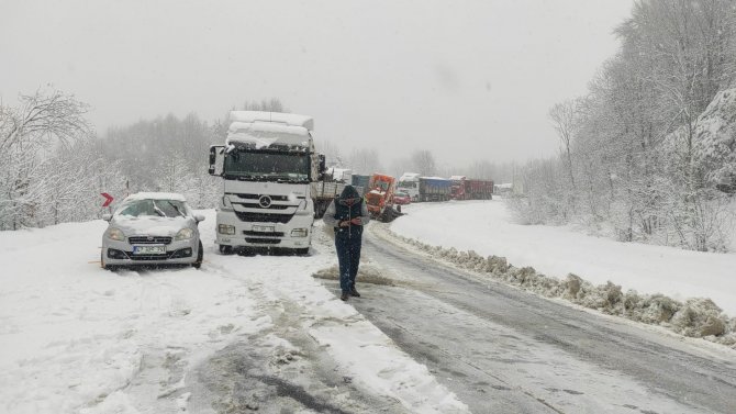 Kütahya Domaniç’te aniden bastıran kar trafiği felç etti